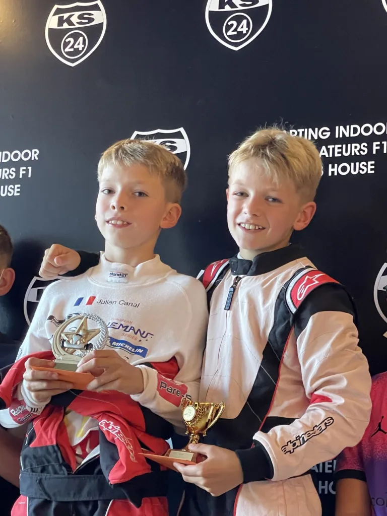 Sur le podium entre frères.