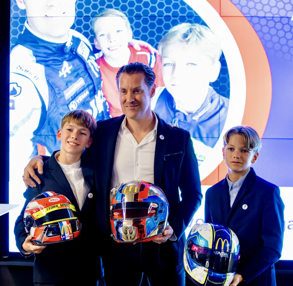 Adrian et Gabriel Canal avec leur père Julien, casques en main
