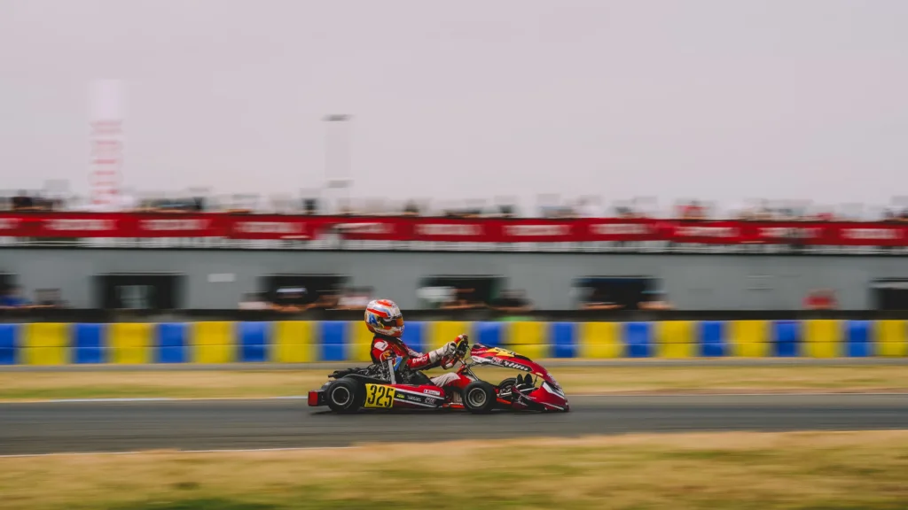 Adrian Canal au volant de son kart sur le circuit du Mans