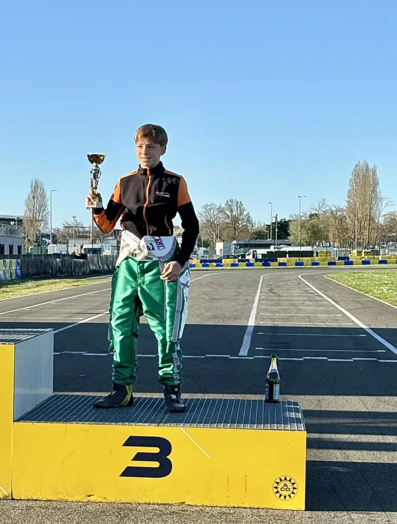 Adrian Canal sur la 3e marche du podium de Ligue en 2025