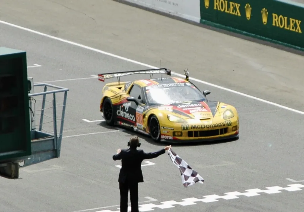 La Corvette jaune sous le drapeau à damier